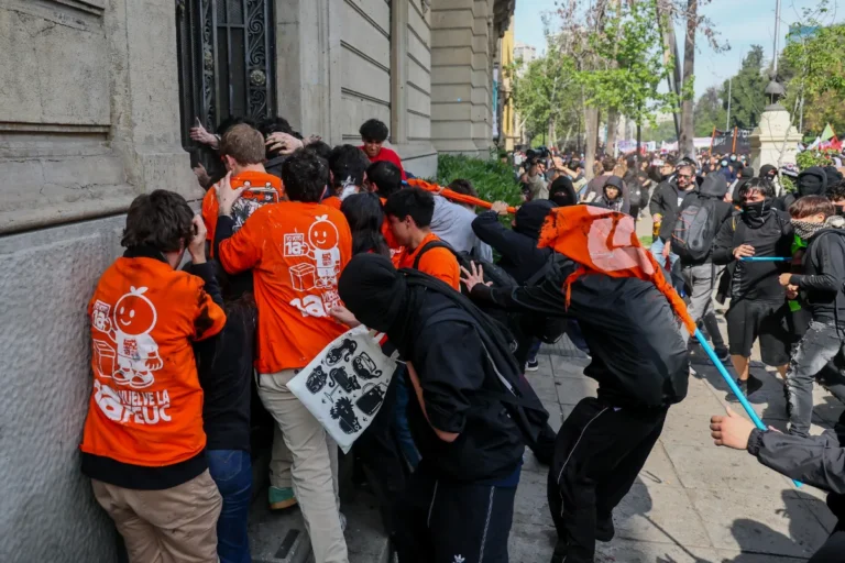 Al menos 17 detenidos tras choques entre estudiantes y la policía en protesta contra posibles recortes en educación
