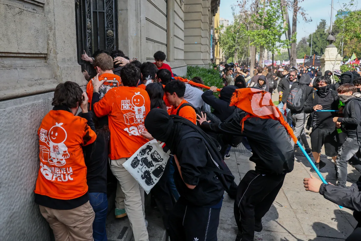 Al menos 17 detenidos tras choques entre estudiantes y la policía en protesta contra posibles recortes en educación