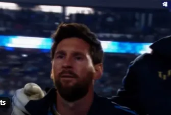 Messi no pudo cantar el himno por la emoción, con la bandera de Malvinas al lado