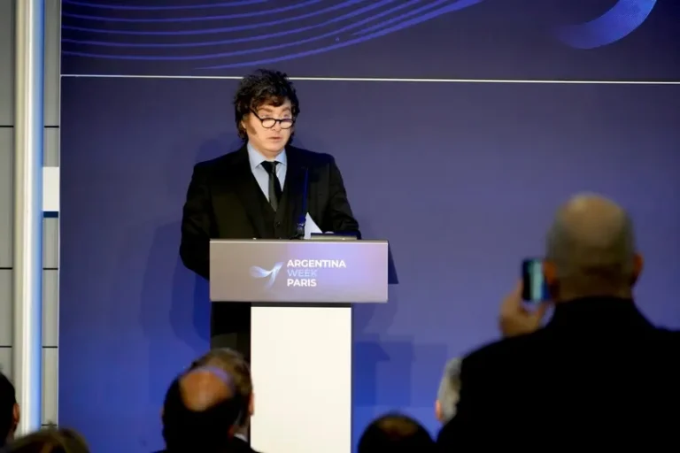 Milei cerró la Argentina Week en la Torre Eiffel y llamó a los inversores a apostar por el país