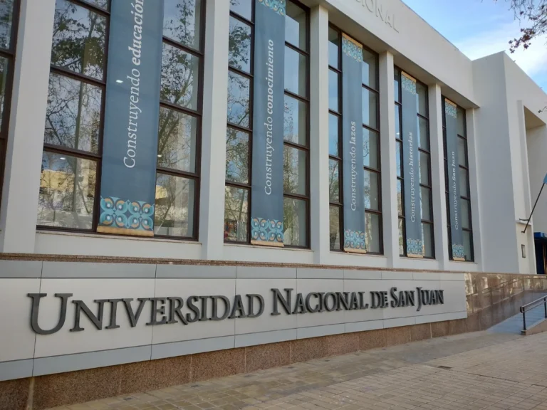 Paso clave en el reclamo de la UNSJ por un terreno que le pertenece: la Justicia le pidió a la Policía que verifique si hay niños viviendo en el lugar