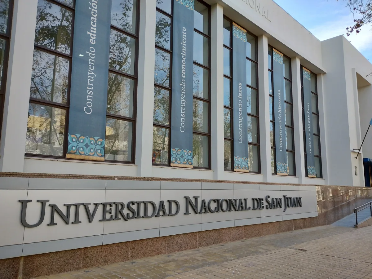 Paso clave en el reclamo de la UNSJ por un terreno que le pertenece: la Justicia le pidió a la Policía que verifique si hay niños viviendo en el lugar