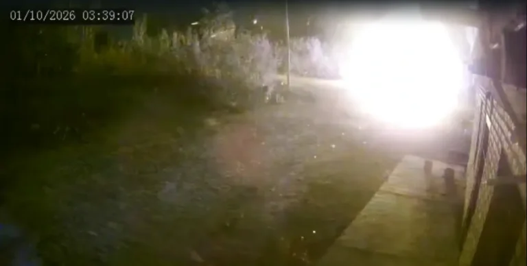“Si no me despierto se me quemaba la casa”: filman a una camioneta que habría iniciado un incendio en el Médano de Oro