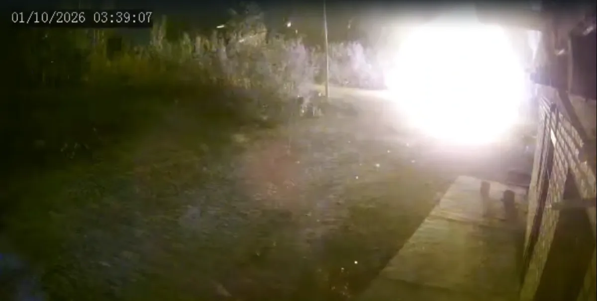 “Si no me despierto se me quemaba la casa”: filman a una camioneta que habría iniciado un incendio en el Médano de Oro