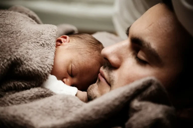 Paternidad en Argentina: el 68% de los hombres quiere tener hijos, pero solo el 21% participa activamente en la crianza