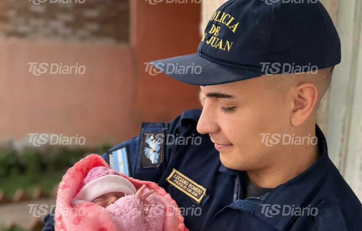 El policía que le salvó la vida a una beba de 14 días la visitó en su casa de Rawson