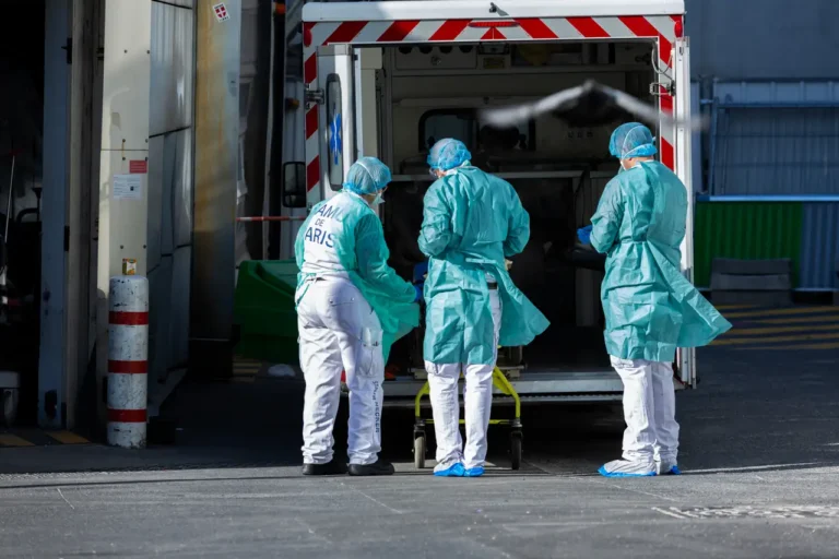 Qué es y cómo se transmite la peste neumónica que ya pone a Rusia en cuarentena