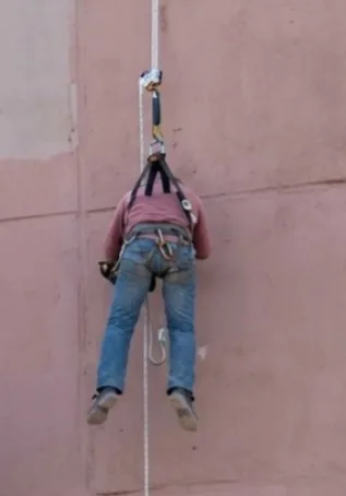 Tensión en pleno Centro por un trabajador que quedó colgado de un séptimo piso