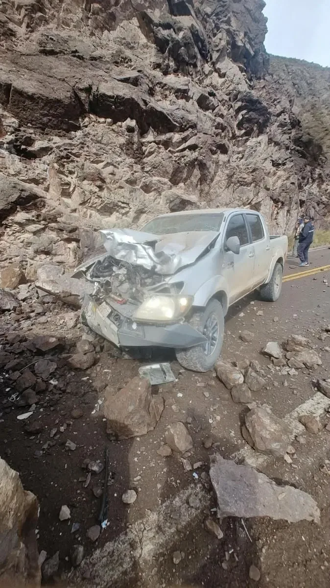 Viajaba desde Barreal y una caída de rocas destruyó su camioneta en plena Ruta 7