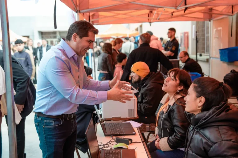 Orrego recorrió San Juan Cerca en Rawson, con servicios y trámites para las familias