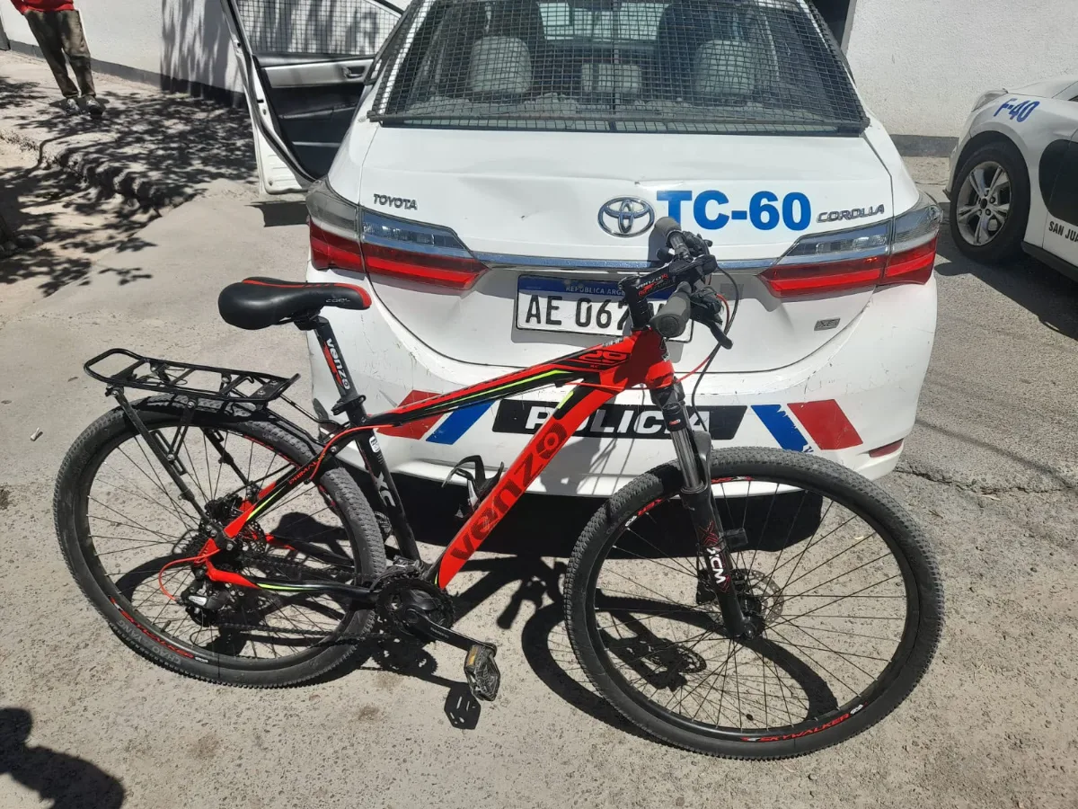 Se metió a una casa ajena y se robó una bicicleta: le salió mal