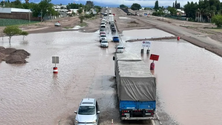Un fuerte temporal azotó cerca de San Juan y dejó inundaciones, evacuados y más de 90 incidentes