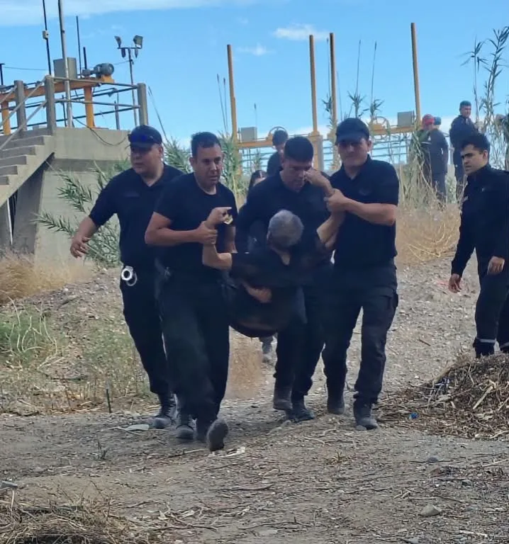 Rescataron a un hombre de 67 años que había caído al Canal Perón
