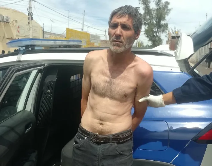 Fue a buscar ayuda tras ser rociada con nafta y su tío terminó detenido por un incendio