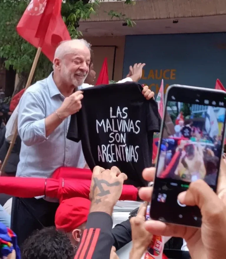 Lula sorprendió en Brasil al mostrarse con una remera de “Las Malvinas son argentinas”