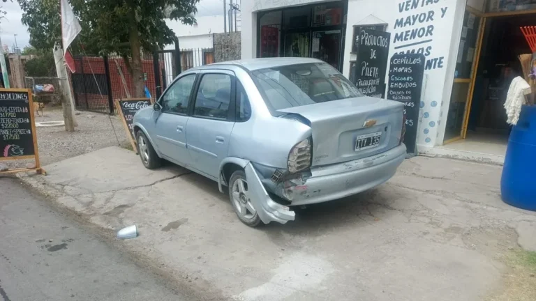 Choque en cadena en Chimbas: un conductor perdió el control y destrozó dos autos estacionados