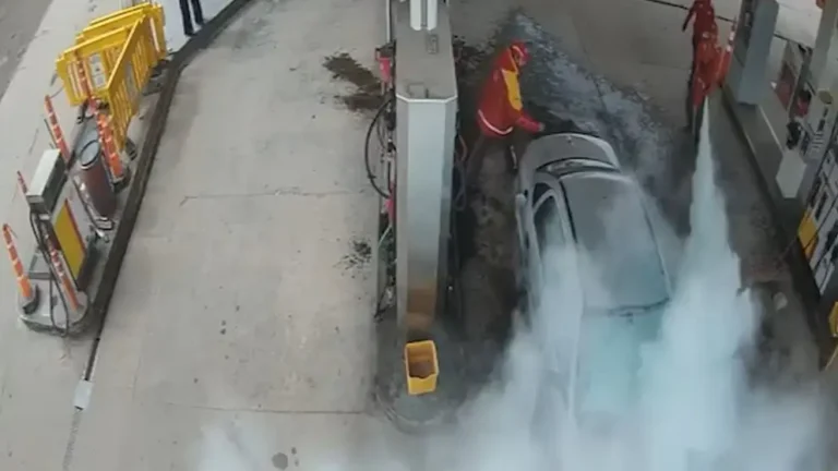 Pánico en una estación de servicio: un joven roció con nafta un auto, al playón y a un cliente