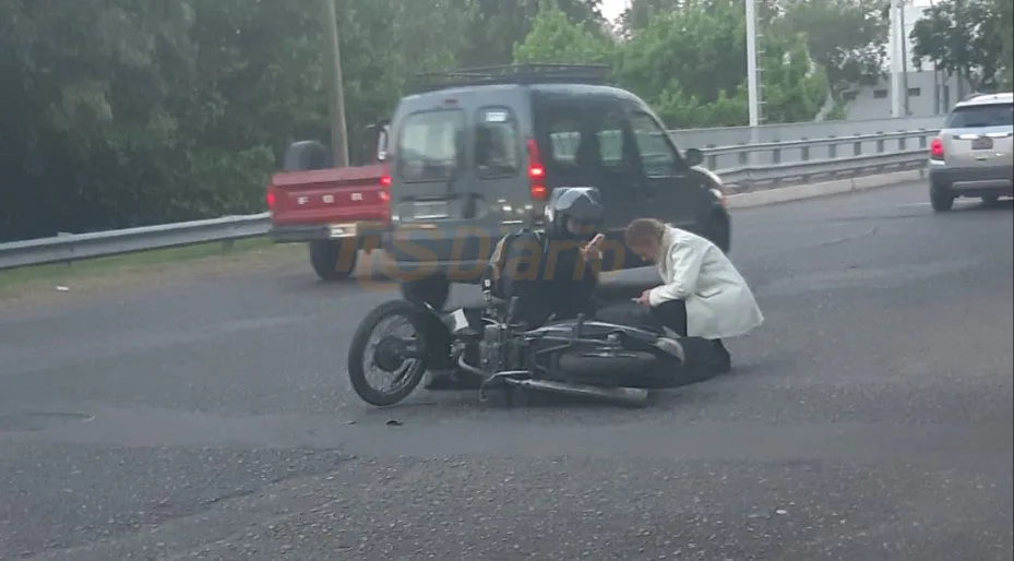 Impactante choque en Trinidad: un motociclista voló por el aire tras estrellarse contra una automovilista