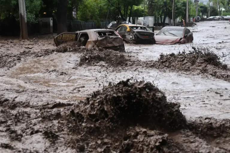 Aluvión en Chile: un ingeniero explicó por qué el agua y el barro arrasaron una zona urbana de Santiago