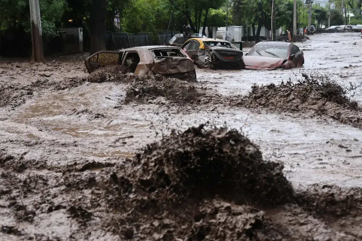 Aluvión en Chile: un ingeniero explicó por qué el agua y el barro arrasaron una zona urbana de Santiago