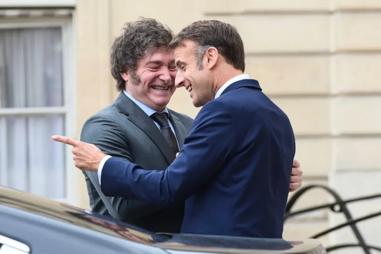 Macron recibió a Milei en el Palacio del Elíseo junto a gobernadores