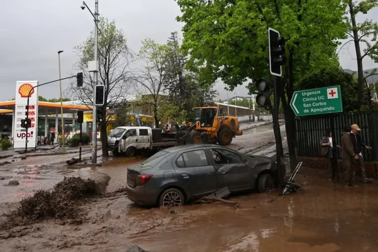 Impactante aluvión en Las Condes: el barro y las rocas arrastraron vehículos y volcaron un colectivo