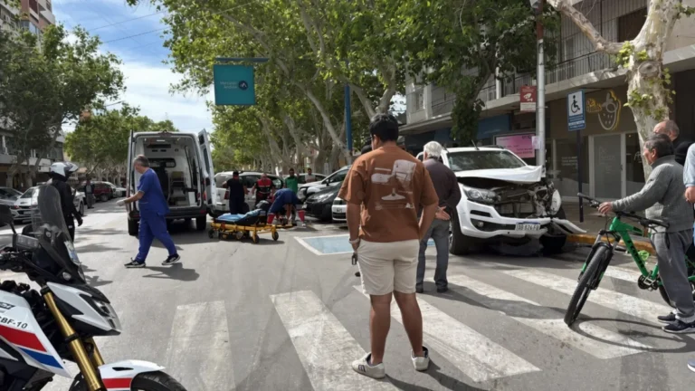 Violento choque en pleno centro dejó a un peatón gravemente herido