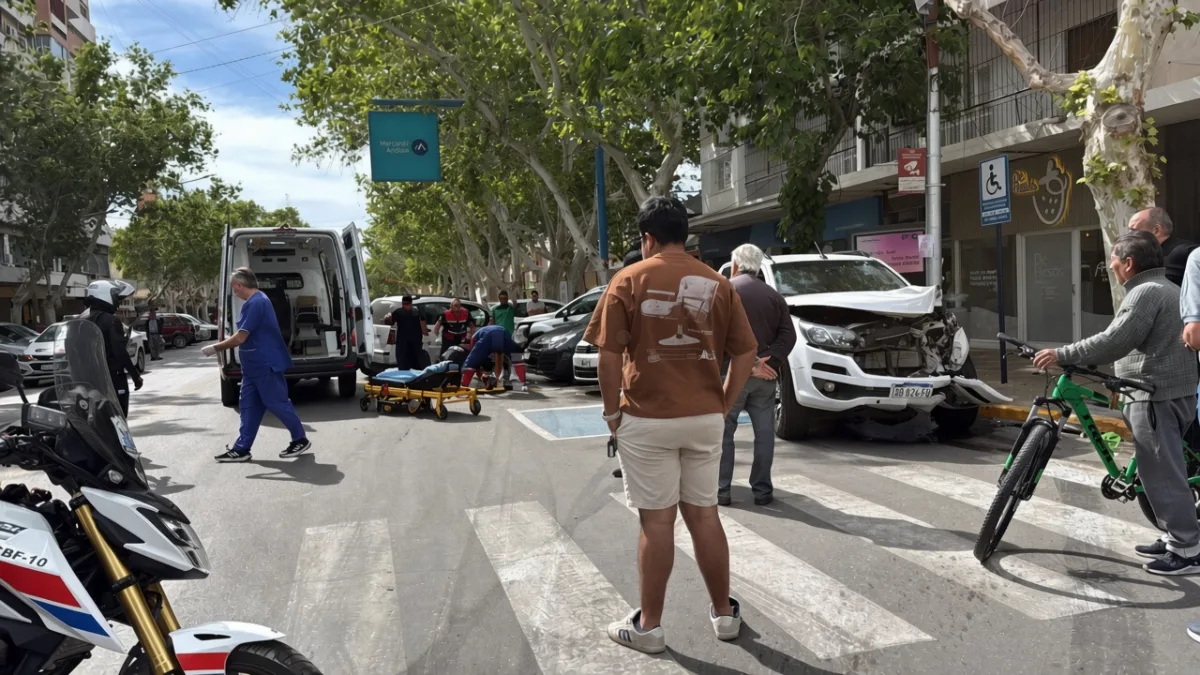 Violento choque en pleno centro dejó a un peatón gravemente herido