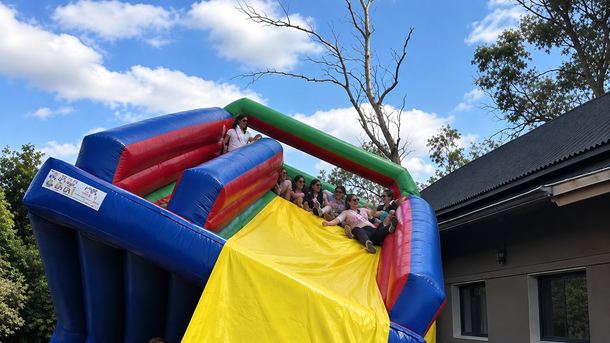 Un castillo inflable volcó durante una despedida de soltera y varias jóvenes resultaron heridas