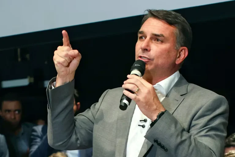 Brasil: Flávio Bolsonaro supera a Lula en la primera encuesta para el balotaje