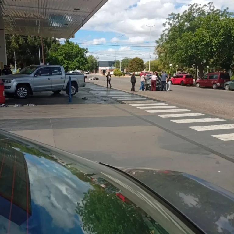 Un motociclista terminó sobre el capot de un auto tras un choque