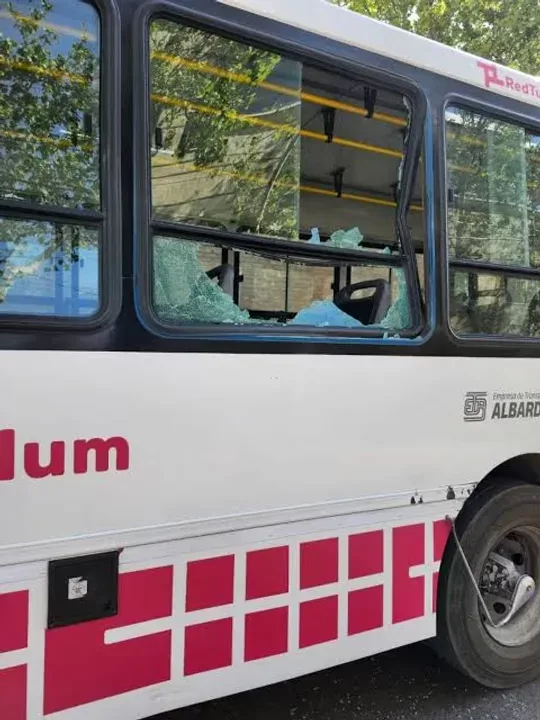 Piedrazos contra un colectivo: un pasajero resultó herido