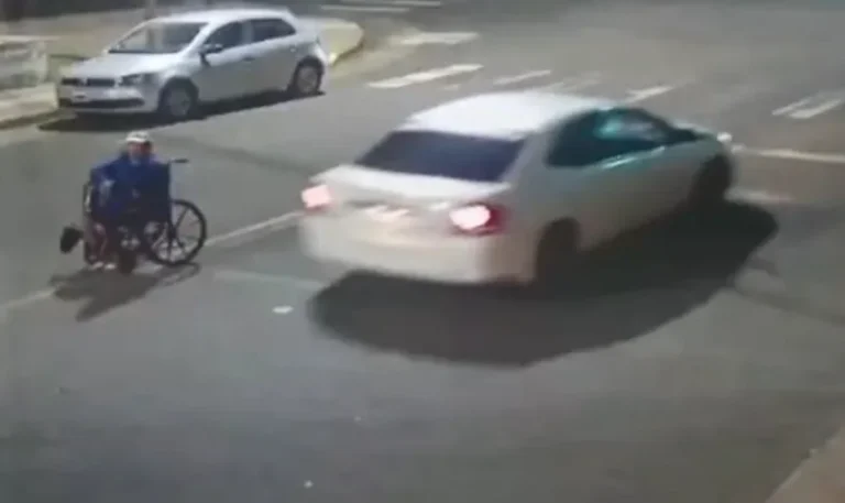 Atropelló a un hombre en silla de ruedas, murió y escapó hacia Paraguay: buscan al conductor