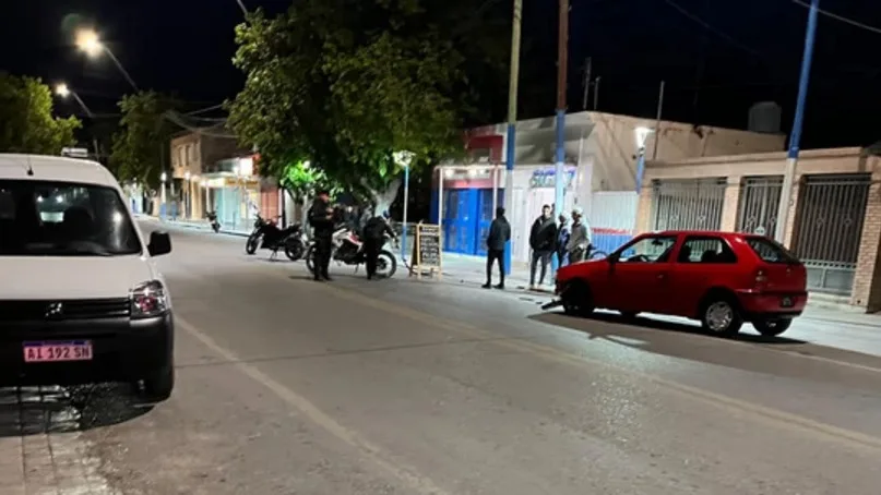 Choque en Pocito: una motociclista terminó herida y la Policía frenó un intento de mover el auto