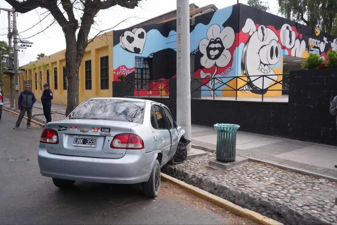Un Volkswagen Corsa terminó en la cuneta frente al Conte Grand