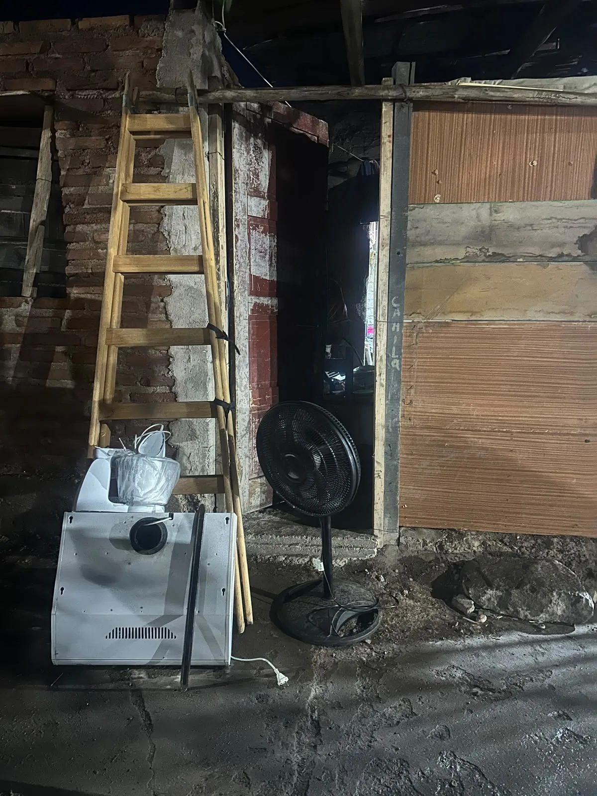 Cayó un hombre de 42 años tras escapar por los fondos de una vivienda en Rawson: llevaba objetos robados