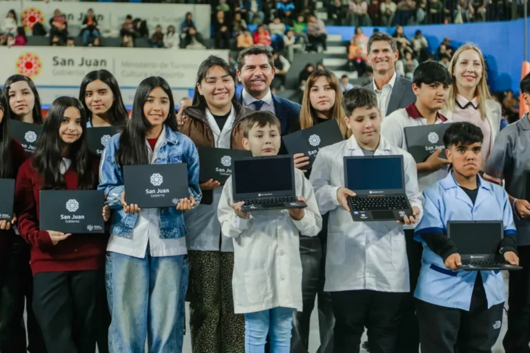San Juan ya entregó 12.914 computadoras a estudiantes de escuelas públicas