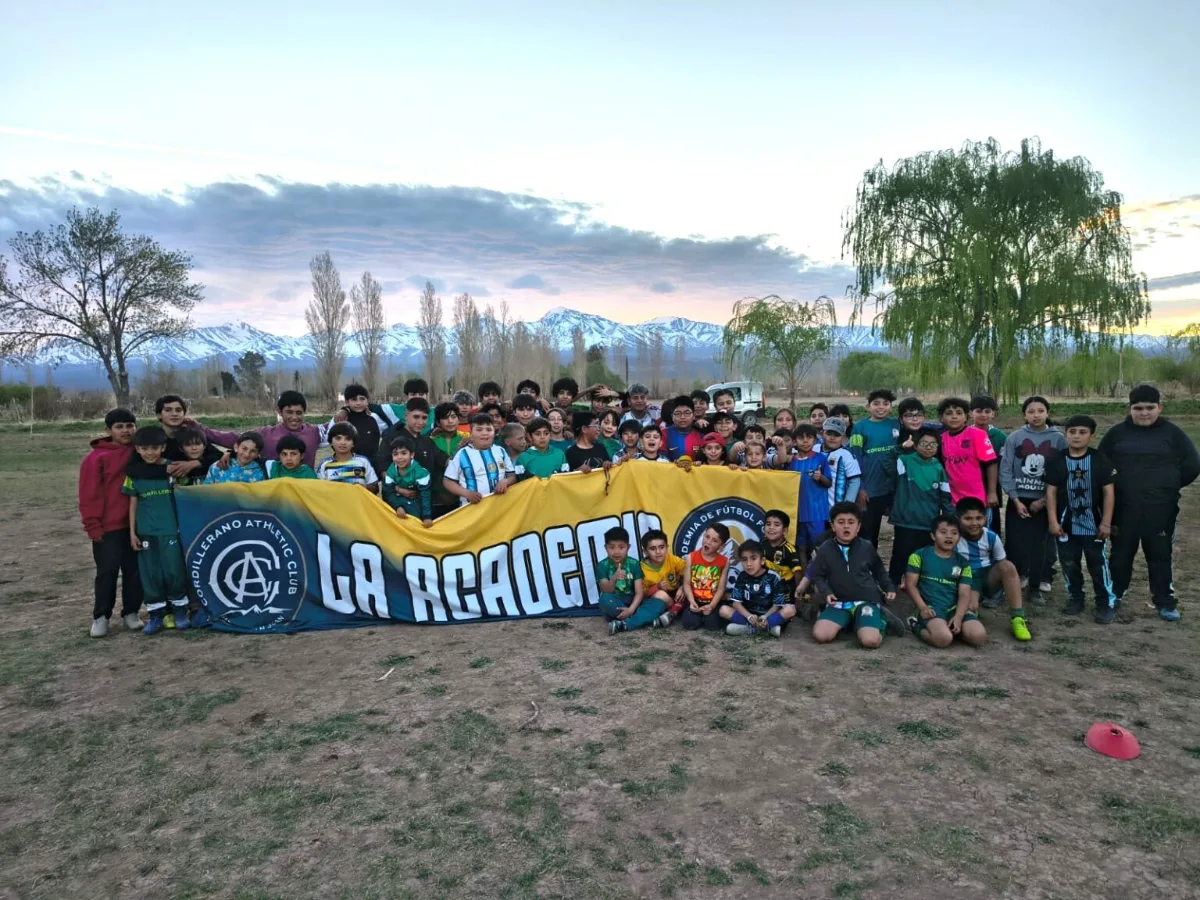 Cordillerano Athletic, el club que nació como academia y ya moviliza a toda una localidad