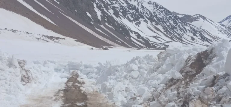 Más de 3 metros de nieve y hielo: Vialidad refuerza el operativo para despejar el Paso de Agua Negra