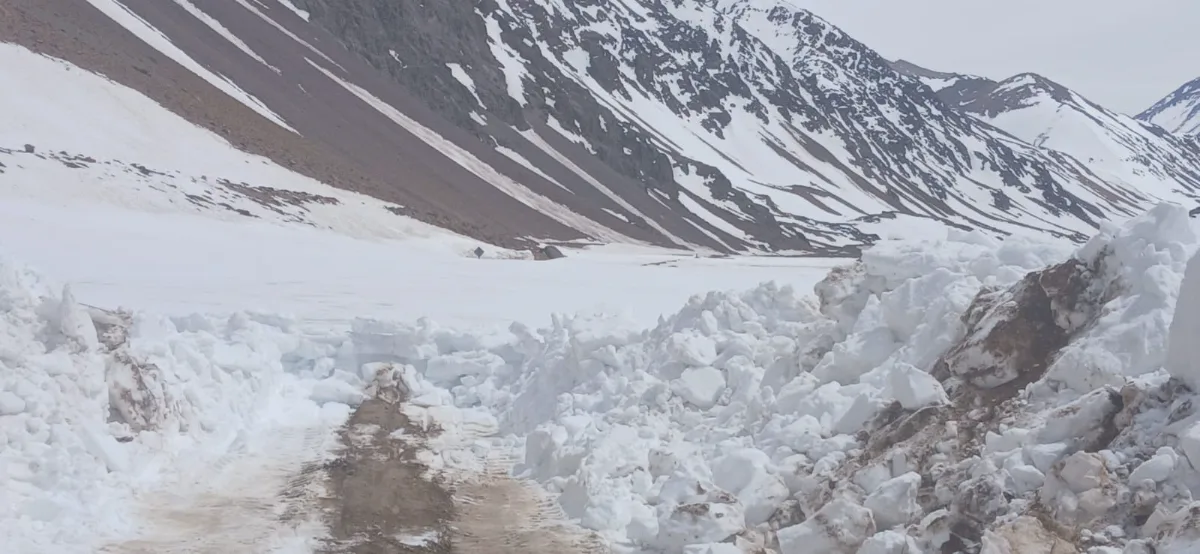 Más de 3 metros de nieve y hielo: Vialidad refuerza el operativo para despejar el Paso de Agua Negra