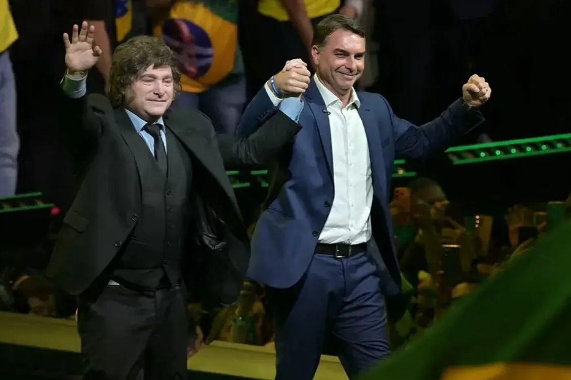 Milei llamó “ladrón” a Lula y volvió a respaldar a Flávio Bolsonaro para el balotaje en Brasil