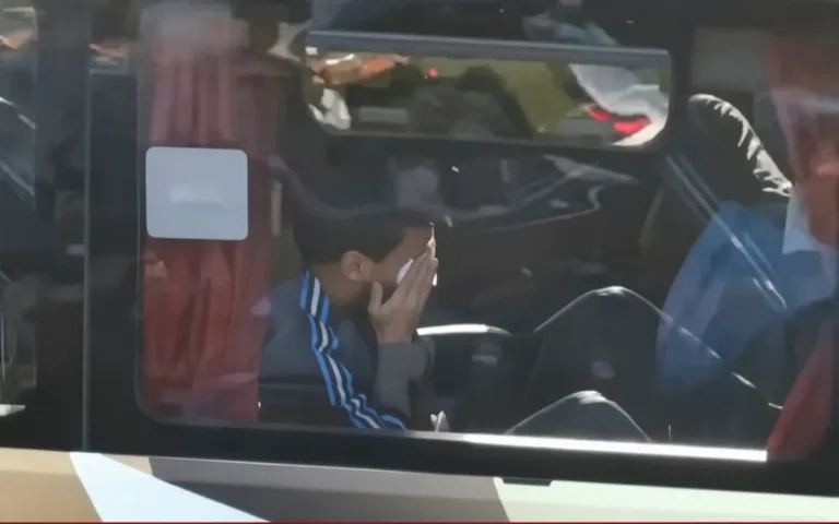 Messi llegó al Monumental entre lágrimas y una multitud que lo despidió del predio de Ezeiza