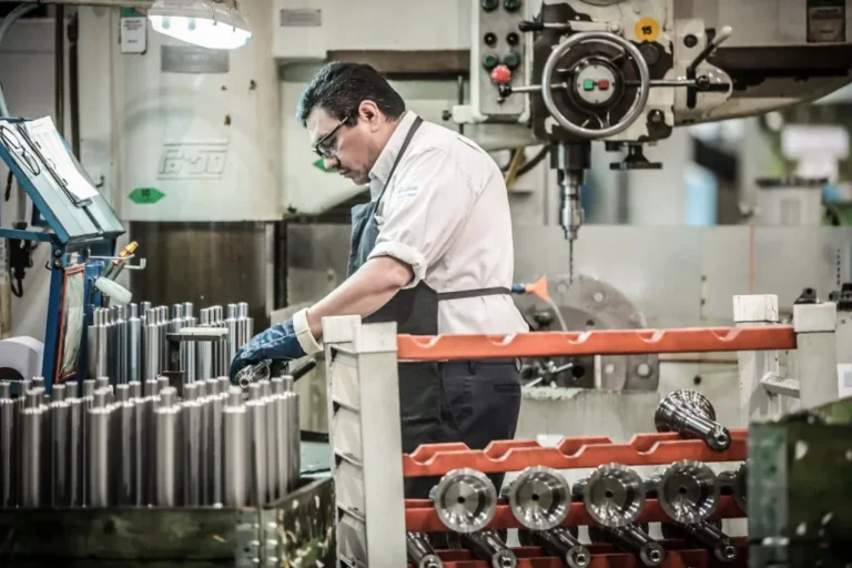 La industria rebotó 1,9% en agosto, pero todavía sigue en caída