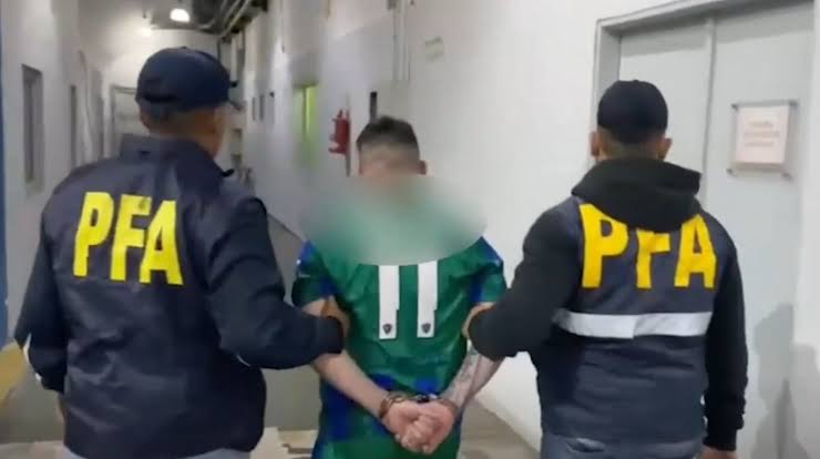 Lo buscaban por contratar a un sicario para cometer un crimen: cayó detenido mientras jugaba futsal