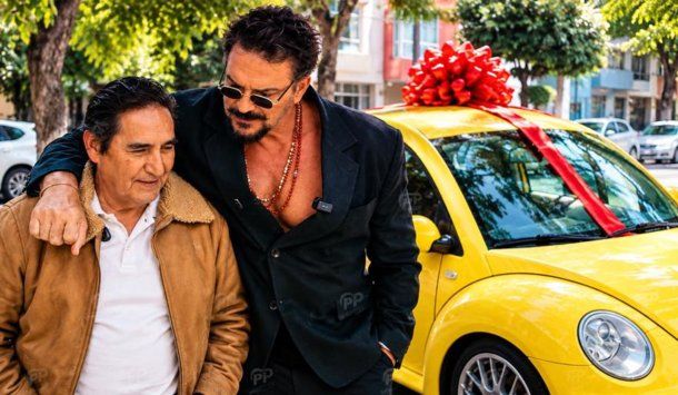 Ricardo Arjona sorprendió con un increíble auto al taxista que inspiró uno de sus mayores éxitos