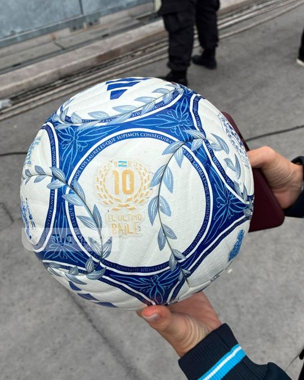 “Sean eternos los laureles que supimos conseguir”: la inscripción en la hermosa pelota usada para la despedida