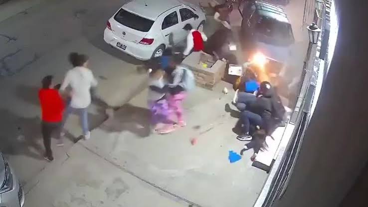 Un hombre de 80 años perdió el control del auto, se subió a la vereda y atropelló a 13 personas